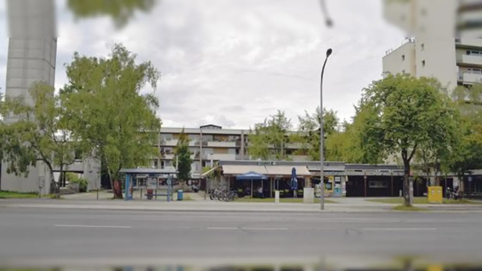 Die Ladenzeile am Westufer bildet den Siedlungsmittelpunkt. Die Mieten sind hoch, ein Supermarkt und eine Drogerie wurden aufgegeben. Es gab häufige Eigentümerwechsel.	 (F.: VA)