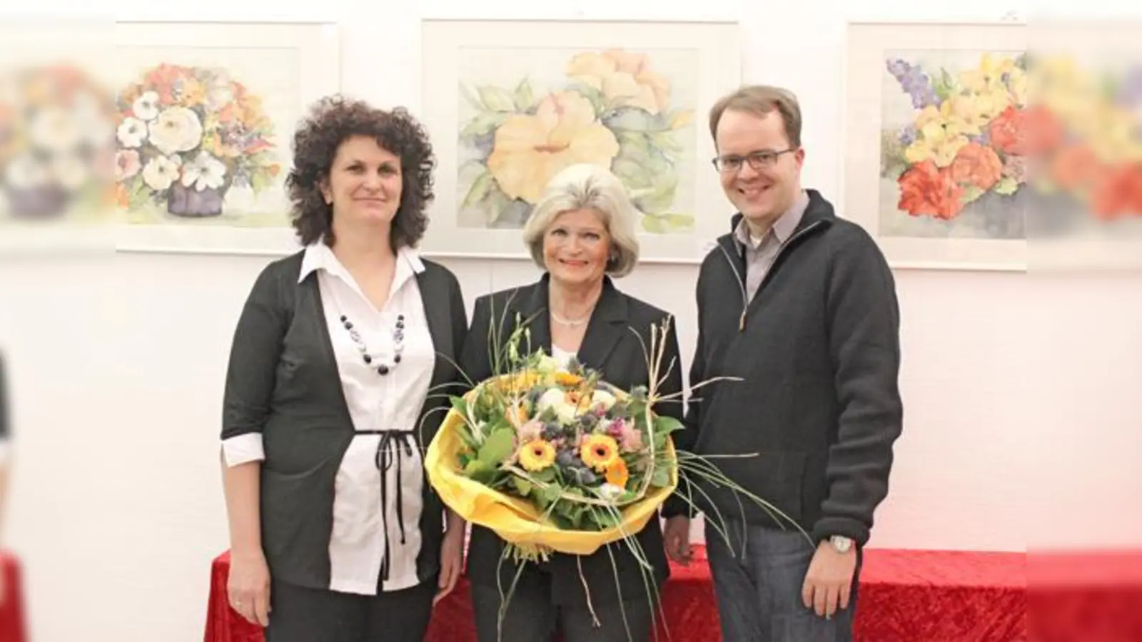 Astrid Schweizer, Mitarbeiterin des Bürgerbüro, Gina Diermeier und Markus Rinderspacher (v. li.).	 (Foto: VA)