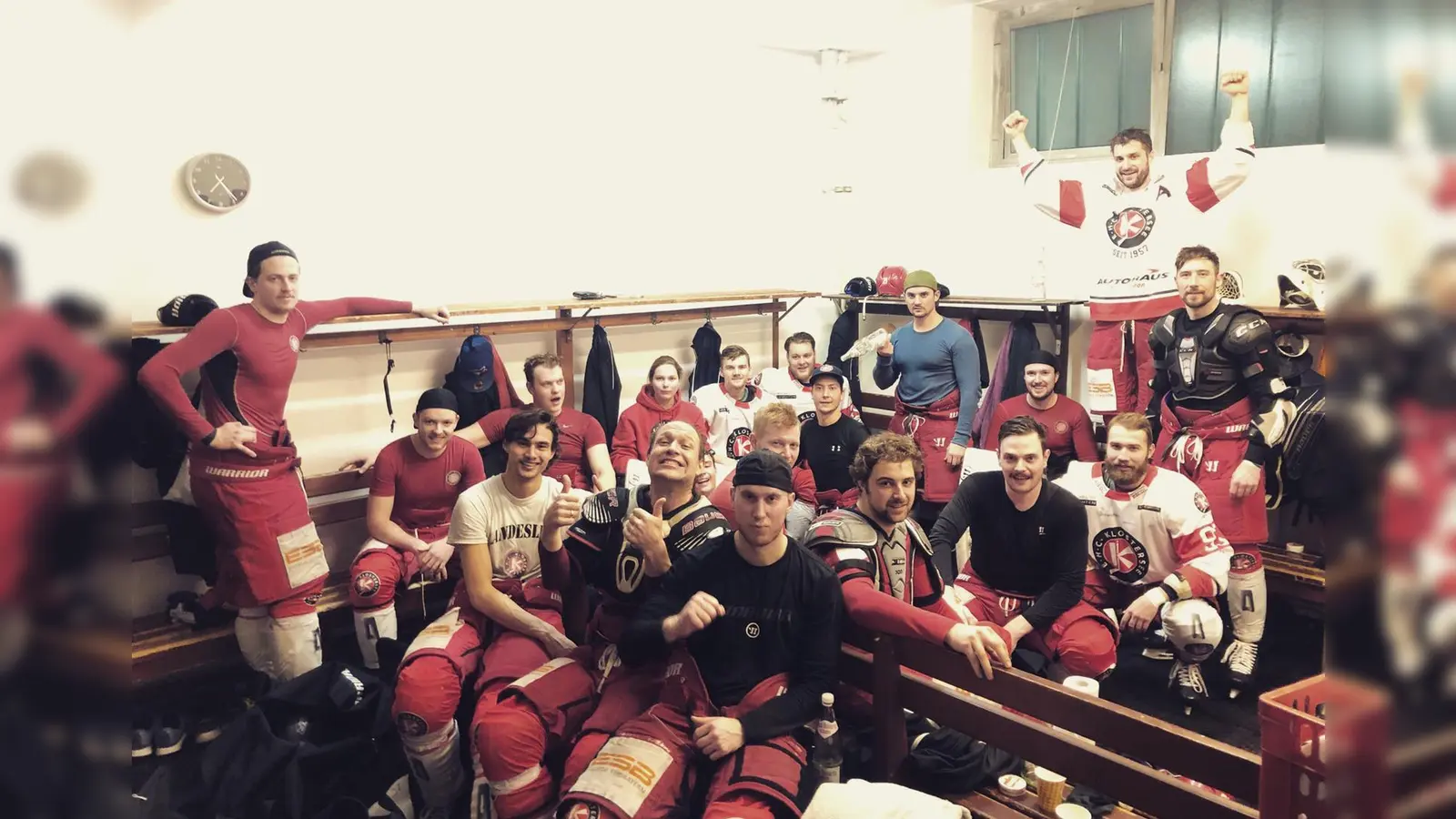 Die Mannschaft des EHC Klostersee "nach getaner Arbeit" zuletzt beim Auswärtssieg bei der Löwen Waldkraiburg in der Kabine. (Foto: smg/CU)