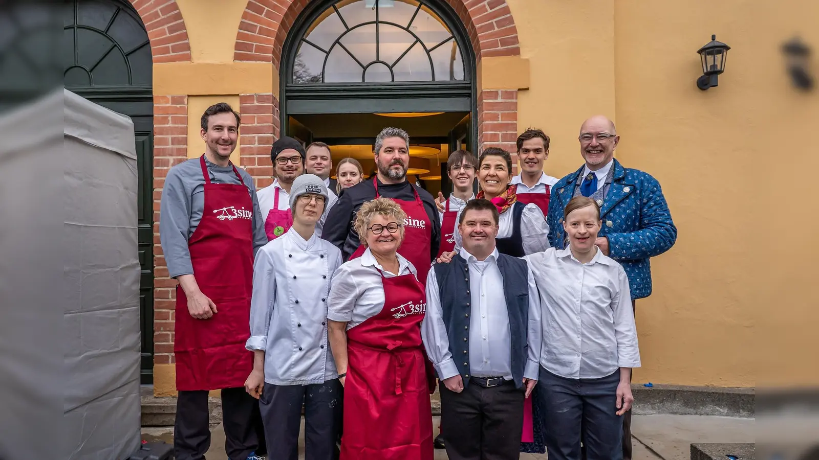Die neue Wirtin, Katharina Inselkammer (2.v.r. in der 2. Reihe) mit ihrem Team, der „3sine”. (Foto: Gemeinde Oberhaching/ ML Fototeam)