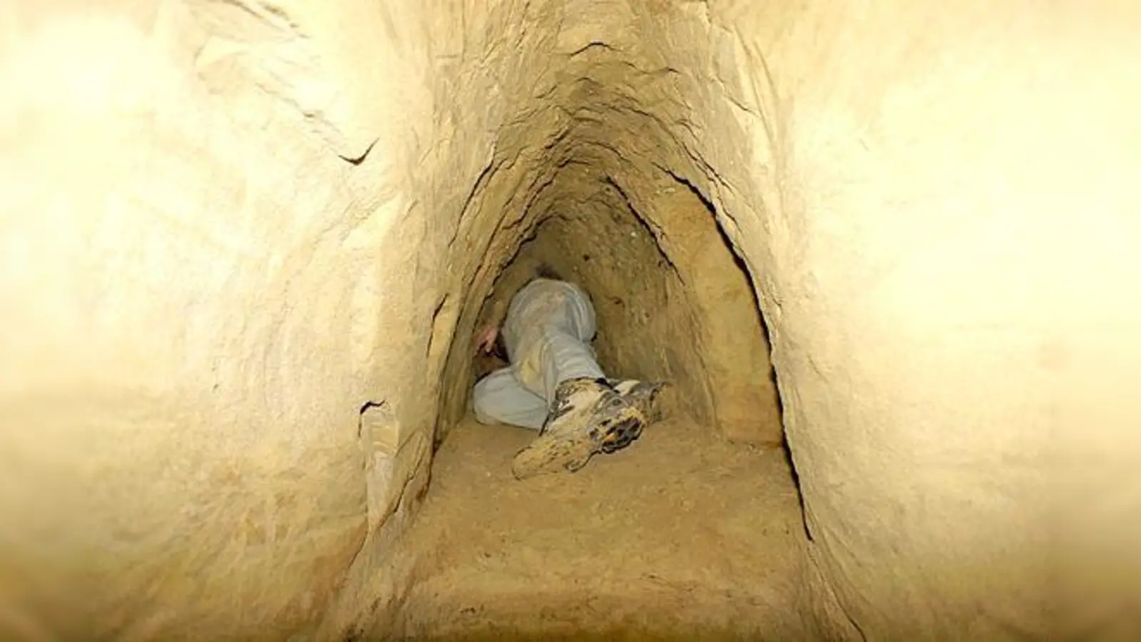 Blick in den Erdstall von Bichl. Dieses Phänomen wirft noch heute viele Fragen auf. Alle Neuigkeiten erfährt man am 25. März.	 (Foto: Dieter Ahlborn)