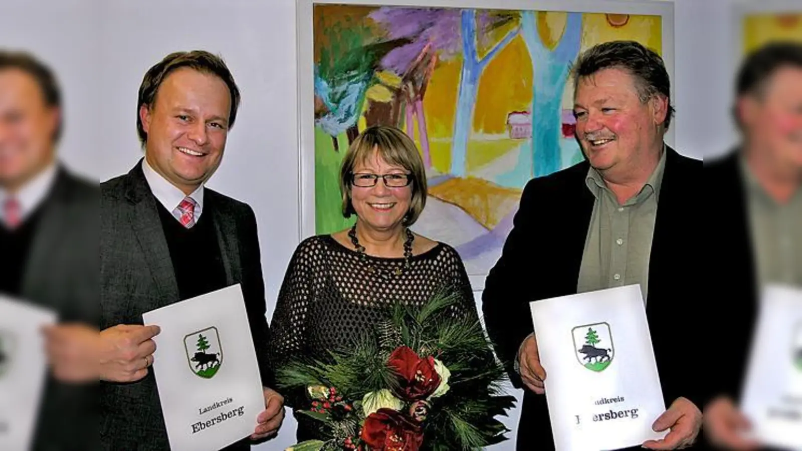 Landrat Robert Niedergesäß (l.) ehrte Gabriele Schwarz und Erwin Länger.	 (Foto: LRA)