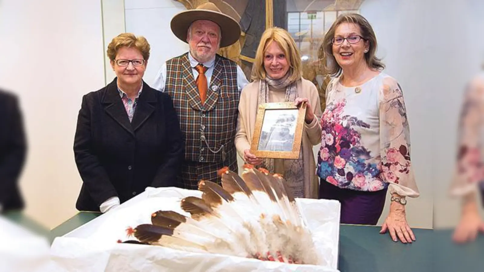 Übergabe im Stadtmuseum (v.l.n.r.): Dr. Isabella Fehle, Direktorin, Club-Vorstand Herbert Köpf, Madeleine Sarcletti-Sommer (Tochter Sigi Sommers) und Helga Lauterbach-Sommer (Tochter des Gründungsmitglieds Hermann Sommer).  (Foto: © Münchner Stadtmuseum)