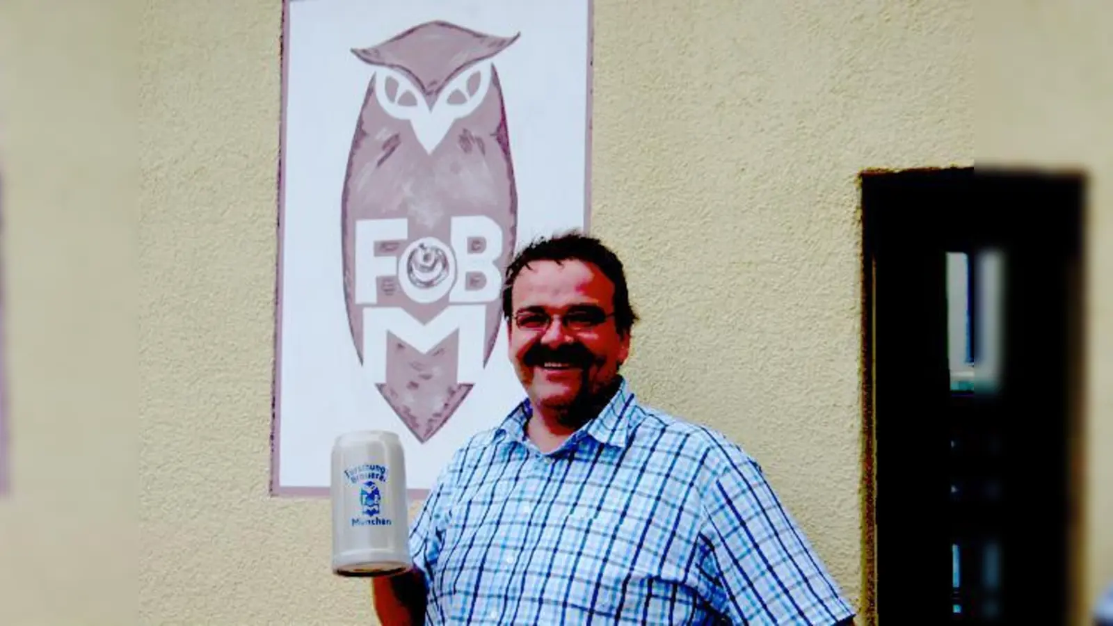 Manfred Silbernagl vor dem Wahrzeichen der Brauerei.	 (Foto: aha)