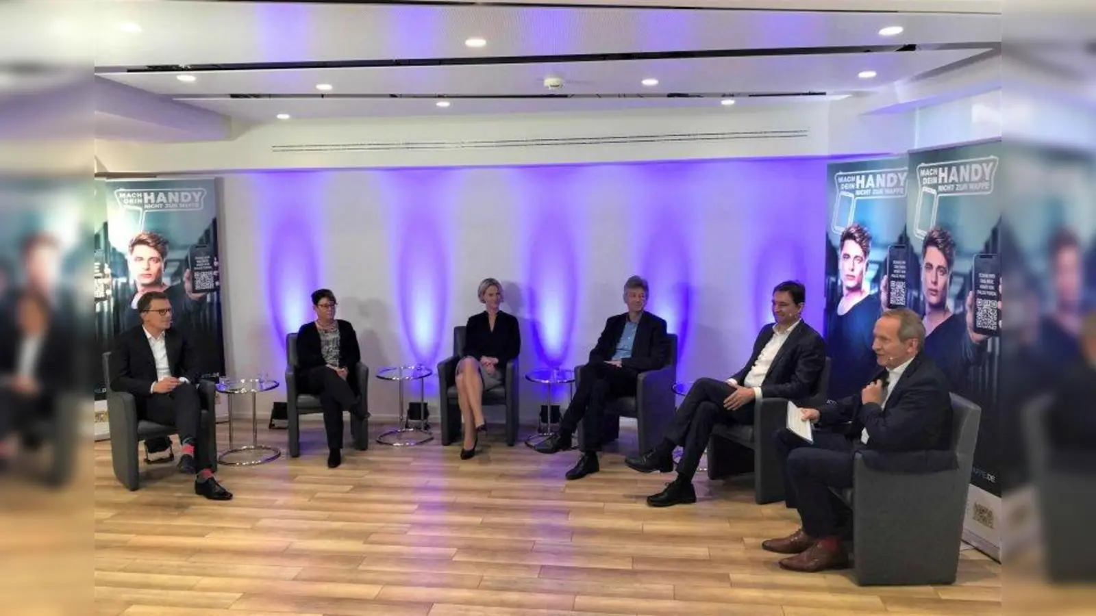 An der Online-Diskussion nahmen teil (von links): Egon Birner (sv. Schulleiter am Gymnasium München-Feldmoching), Andrea Nüßlein (1. Landesvorsitzende des Landeselternverbands Bayerische Realschulen e.V.), Melanie Marston (Jugendrichterin am Amtsgericht Nürnberg); Kultusminister Michael Piazolo, Justizminister Georg Eisenreich und Tilmann Schöberl (Moderator/Bayerischer Rundfunk). (Foto: StMUK)