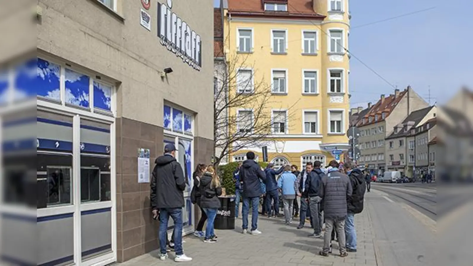 Nachbarschaftshilfe: Löwenfans in Giesing.  (Foto: Anne Wild)