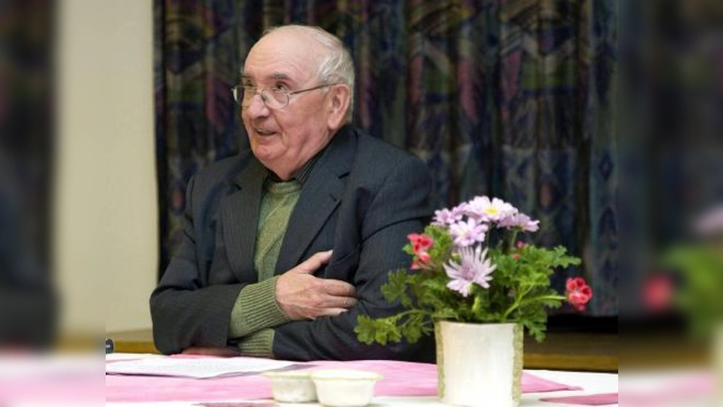 In seinen 37 Jahren als Seelsorger der Aubinger Pfarrei St. Quirin hat Alois Brem, Pfarrer im Ruhestand, viel bewirkt – unter anderem initiierte er die Pax Christi Gruppe in Aubing. (Foto: Christoph Zeitler)