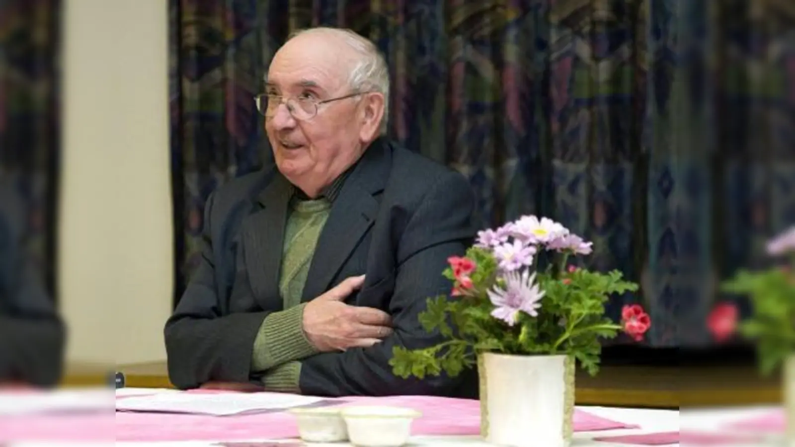 In seinen 37 Jahren als Seelsorger der Aubinger Pfarrei St. Quirin hat Alois Brem, Pfarrer im Ruhestand, viel bewirkt – unter anderem initiierte er die Pax Christi Gruppe in Aubing. (Foto: Christoph Zeitler)