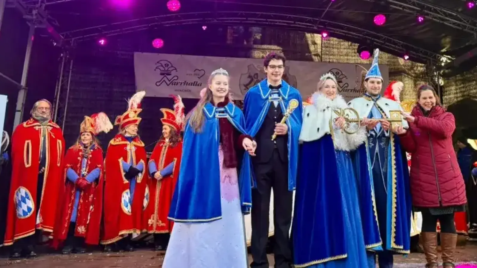 Von Bürgermeisterin Verena Dietl (r.) bekam das neue Prinzenpaar, Samantha I. und Stefan I. (2.u.3. v. r), den Stadtschlüssel überreicht. Seine Regentschaft geht bis zum Aschermittwoch.  (Foto: Gunnar Jans)