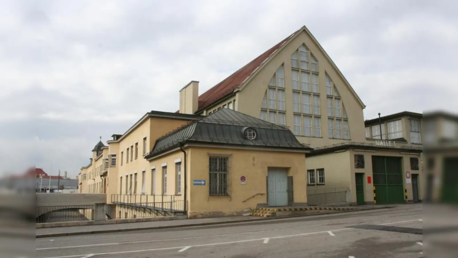 Die Halle 1 wurde 1912 als Großmarkthalle München eröffnet und war damals nach Paris und Barcelona der drittgrößte Umschlagplatz für Obst und Gemüse in Europa. Sie steht unter Denkmalschutz und wird erhalten, während die anderen Gebäude abgerissen werden sollen. (Foto: WS)