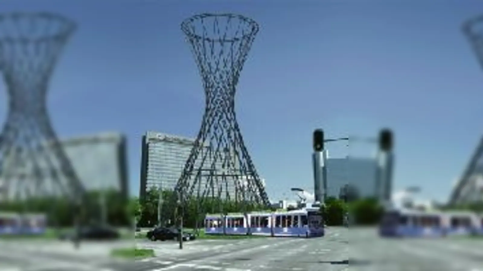 Ohne Bepflanzung oder Beleuchtung wirkt die »Mae West« durch ihre 52 Meter Höhe imposant und gleichzeitig filigran. »Mae West« wurde aus insgesamt 32 acht Meter langen Stäben des anthrazitfarbenen Materials wird das Gebilde gefertigt.   (Foto: Stadt)