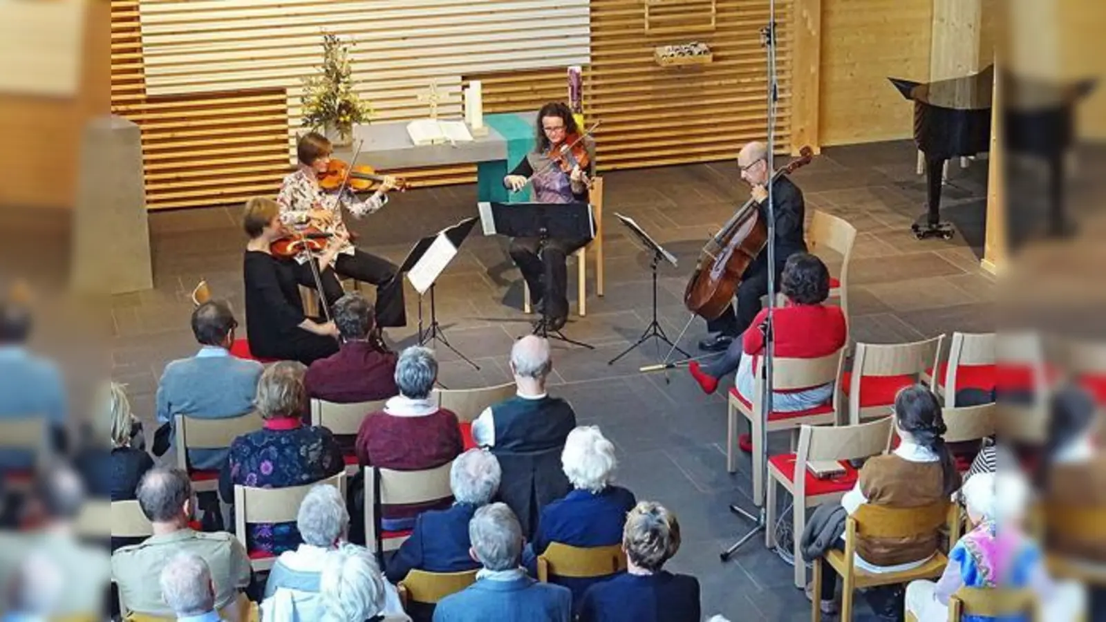 Benefizkonzerte helfen: Helmut Veihelmann (rechts, am Cello) organisiert sie, um bei der Finanzierung der neuen Orgel in der Erlöserkirche zu helfen.	 (Foto: kw)