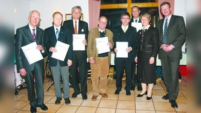 Gegehrte und Gratulanten: (v.l.) Dr. Anton Konrad, Dr. Horst Bergler, Günther Moog, Dr. Peter Schröfl, Dr. Hans-Michael Krepold, Andreas Gahlert, Bärbel Ebner, Georg von Aretin. (Foto: pi)