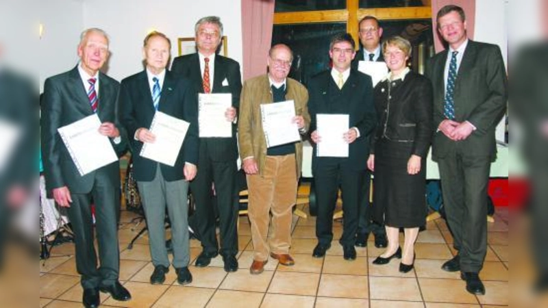 Gegehrte und Gratulanten: (v.l.) Dr. Anton Konrad, Dr. Horst Bergler, Günther Moog, Dr. Peter Schröfl, Dr. Hans-Michael Krepold, Andreas Gahlert, Bärbel Ebner, Georg von Aretin. (Foto: pi)