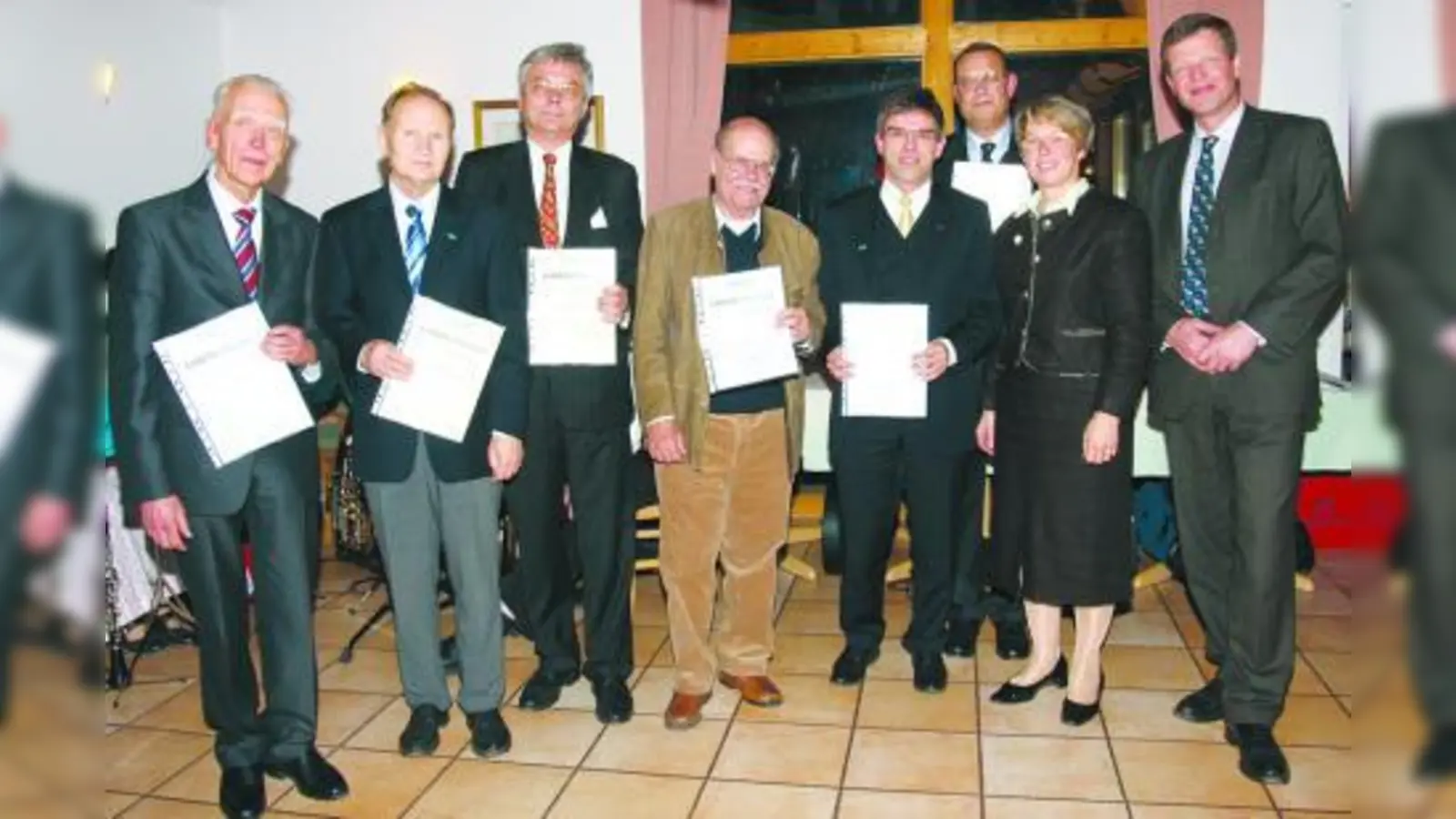 Gegehrte und Gratulanten: (v.l.) Dr. Anton Konrad, Dr. Horst Bergler, Günther Moog, Dr. Peter Schröfl, Dr. Hans-Michael Krepold, Andreas Gahlert, Bärbel Ebner, Georg von Aretin. (Foto: pi)