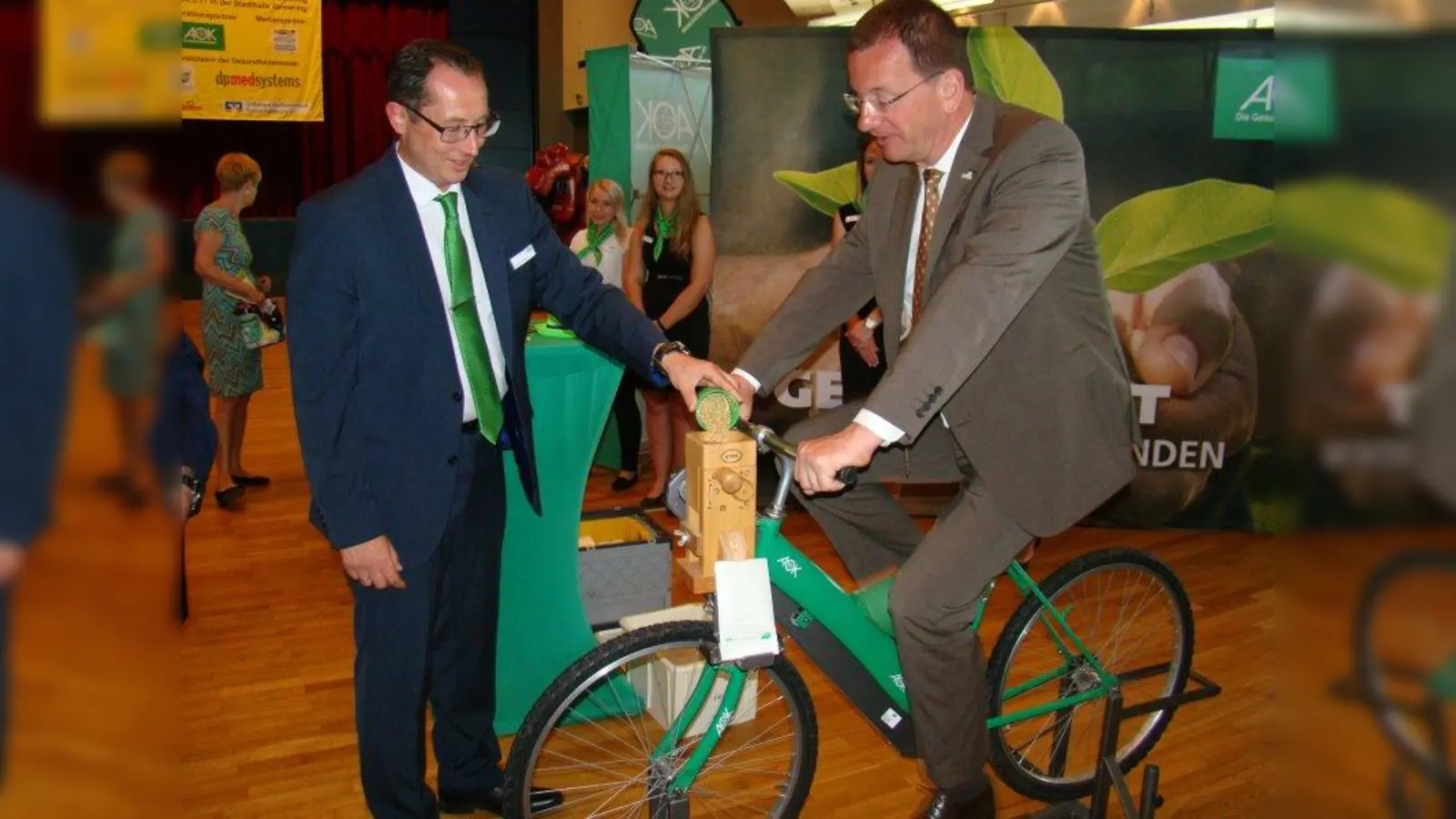 AOK-Bereichsleiter Bernhard Adam (links) füllte bei der letzten GiG Körner in eine Mühle. Andreas Haas konnte diese dann beim Radln mahlen. (Foto: pst)