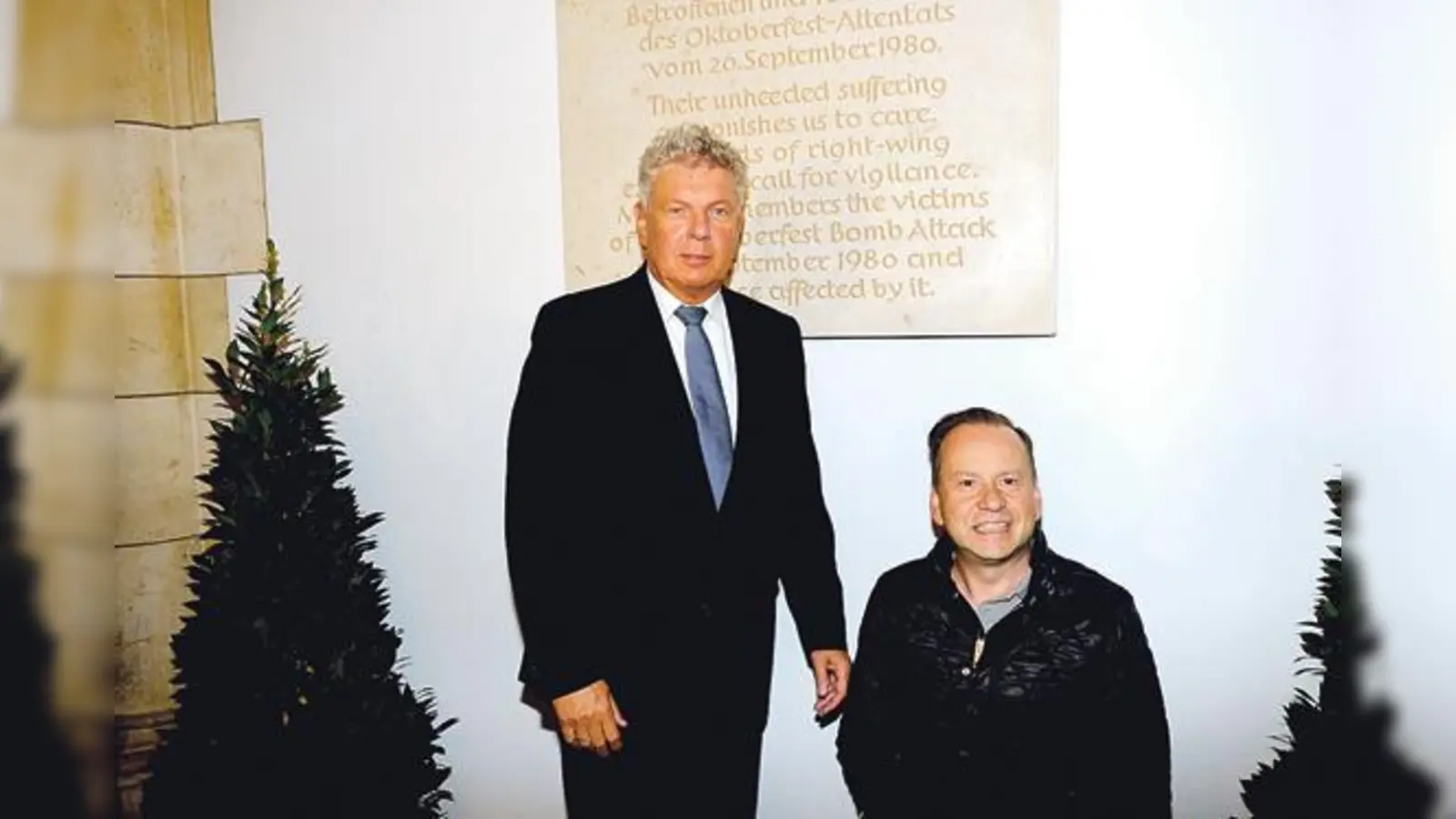 Oberbürgermeister Dieter Reiter und der seit dem Attentat auf den Rollstuhl angewiesene Dimitrios Lagkadinos vor der neuen Gedenktafel.	 (Foto: Robert Bösl)