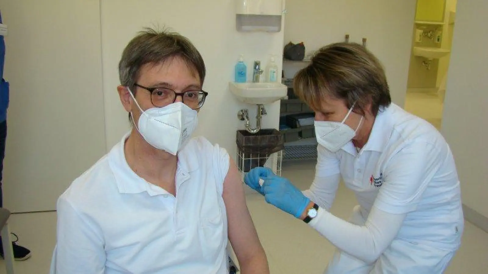 Die stellvertretende Landrätin Martina Drechsler bei der Impfung von Dr. Florian Edrich. (Foto: Kreisklinik Fürstenfeldbruck)