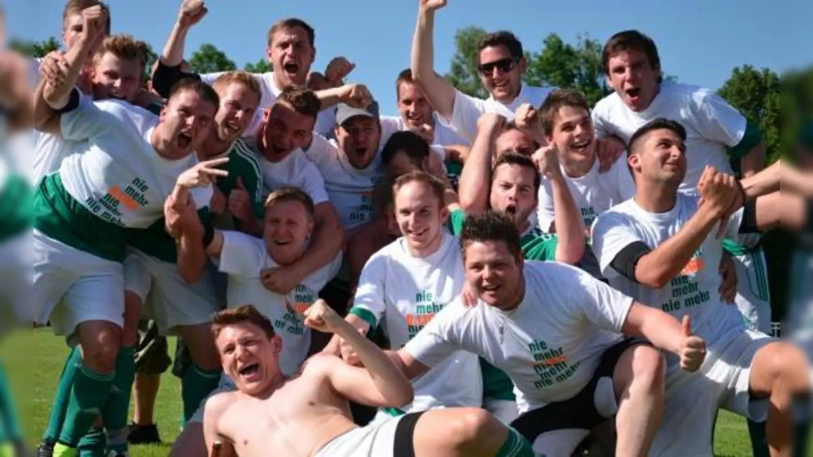 Eine eingeschworene Gemeinschaft: Vielleicht können die Fußballer des SC Grüne Heide Ismaning bald einen weiteren Aufstieg feiern.	 (Foto: Sven Leifer)