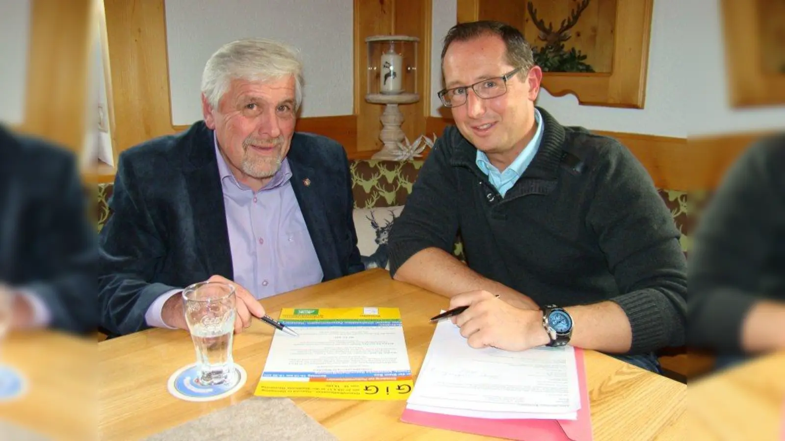 Albert Metz (links) und Bernhard Adam besprechen die letzten Details für die Gesundheitsmesse „GiG”. (Foto: pst)