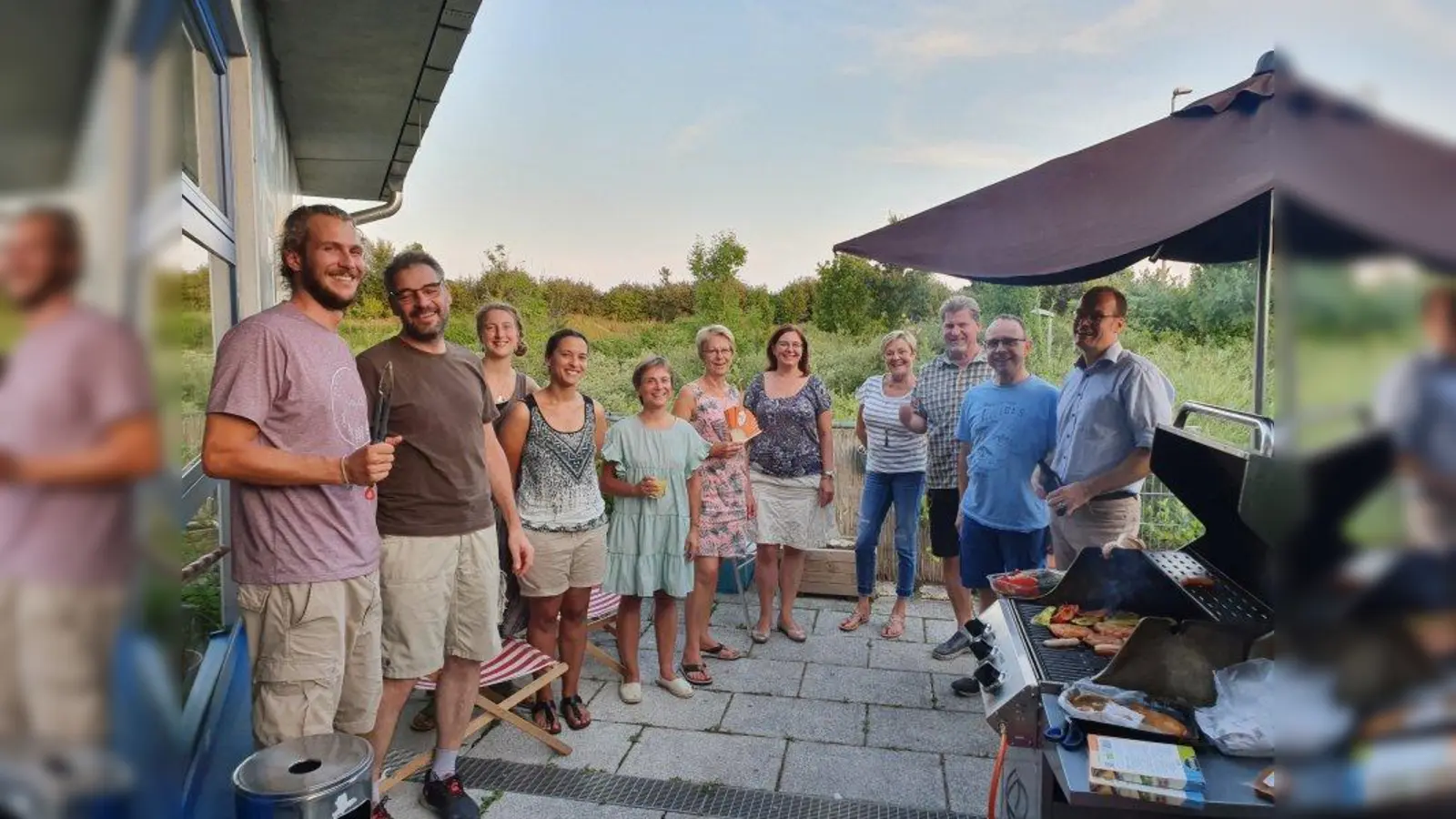 Sommerliches Treffen (von links): Chris Mayer, Robert Hrasky, Sarah Brinkmann, Dana Shona, Birgit Zipfel, Rita Petro, Mechthild v.d. Mülbe, Angelika Kluge, Harald Zipfel, Martin Pflästerer und Oliver Schulze Nahrup. (Foto: Gemeinde Neuried)