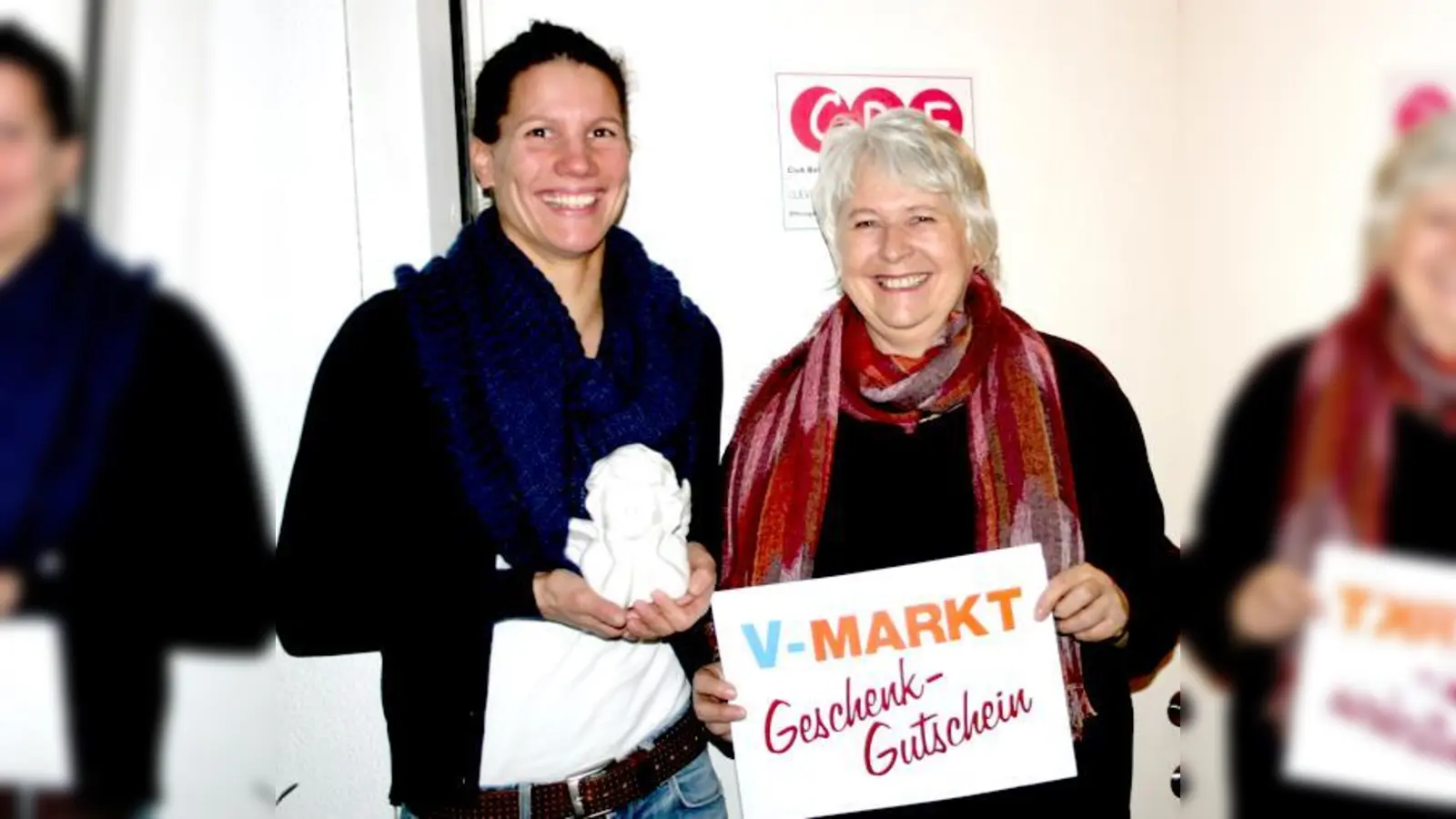 »So oft passiert das hier nicht«, sagt Carola Walla (r.): »Weihnachtsengel« Jenny Heier ist einfach in die Räume des CBF hineinspaziert, um zu helfen.	 (Foto: scy)