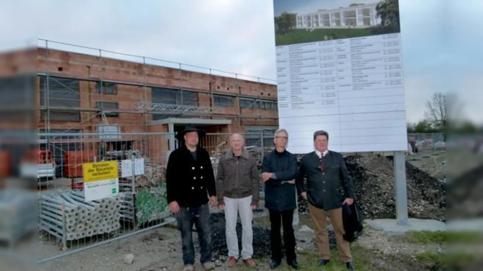 Beim Richtfest der neuen Kinderkrippe (v.l.): Zimmermann Markus Reichl, Architekt Frank Siegmund, Landschaftsarchitekt Martin Rebmann, Bürgermeister Klaus Stallmeister.  (Foto: bb)