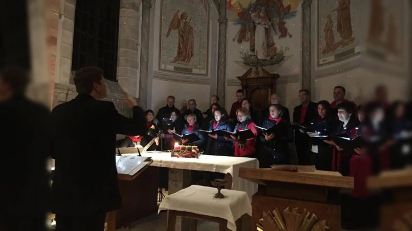 Der Chor Undique begleitet die Adventsandacht mit himmlischen Tönen.  (Foto: VA)