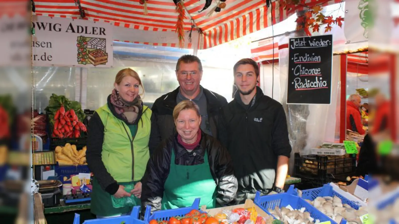Auf dem Pasinger Viktualienmarkt versorgte unter anderem Ludwig Adler (Mitte) zusammen mit seiner Tochter Daniela (li.), Monika Frank und Rafael Schickinger die Kunden am Pasing Samstag mit verschiedenen Kürbisvariationen. (Foto: sb)