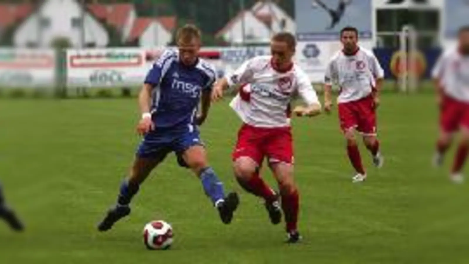 Ein Tänzchen im Frankenland. Sascha Steinacher und seine Kollegen verschenkten ohne Not die Punkte in Seligenporten.		  (Foto: ba)