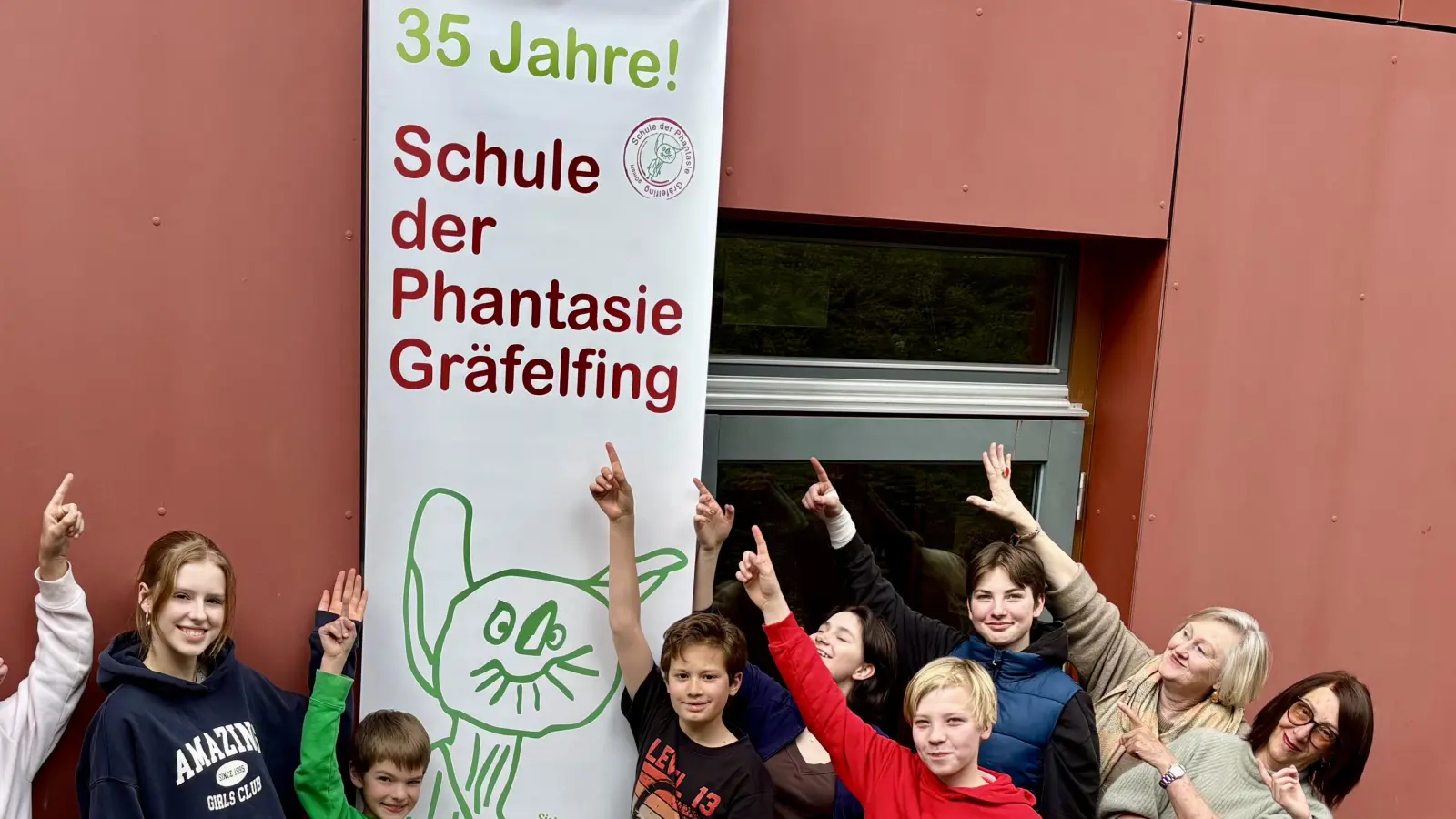 Gründerin und Geschäftsführerin Lilly Plodeck (3.v.r.), Sylvia Endres (2.v.r.) und Mitglieder der Jugendwerkstatt weisen auf das große Jubelfest am 17. Mai hin. (Foto: Ulrike Seiffert)