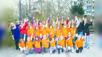 Sie freuten sich über die neuen Trikots mit der Unterschrift von Philipp Lahm: die Teilnehmerinnen von „Mädchen an den Ball”. (Foto: pi)