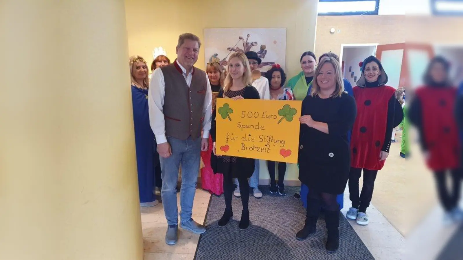 Freude bei der Spendenübergabe (von links): Neurieds Bürgermeister Harald Zipfel, Marie Sedlmayr („brotZeit e.V.) und Sandra Huber (Leiterin Kindergarten Haderner Weg). (Foto: Gemeinde Neuried)