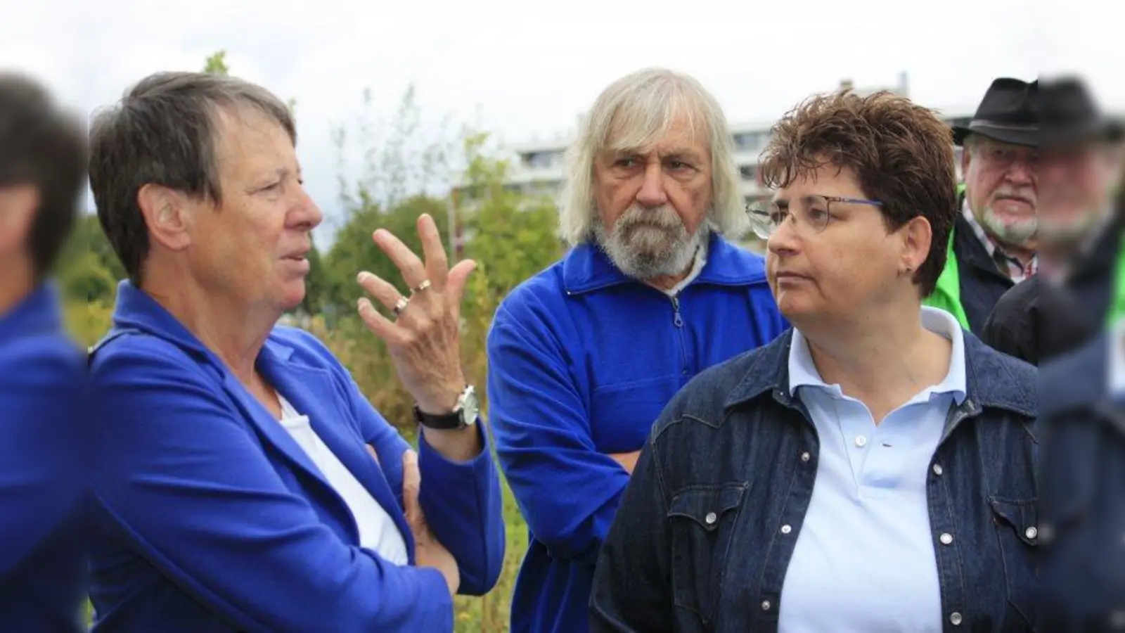 Barbara Hendricks (links), ehemalige Bundesministerin für Umwelt, und Micky Wenngatz (rechts) sind sich einig: „Solche Umweltprojekte, gerade hier im Wohnviertel, sind vor allem für die Kinder etwas ganz Wichtiges!” (Foto: sfl)