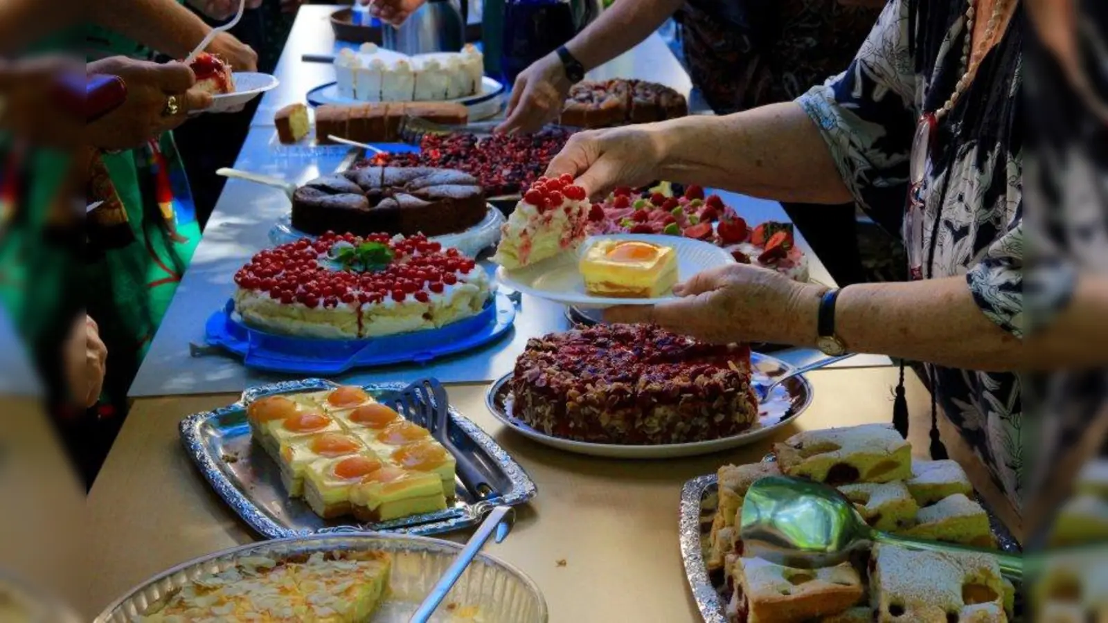 Hmh, lecker und alles selbst gebacken! Die frischen Kuchen und Torten (Bild vom vergangenen ASZ-Sommerfest) für Feste und für die tägliche Kaffeetafel ab 14 Uhr im ASZ kommen von ehrenamtlichen Kuchenbäckern, das Küchenteam kocht die Mahlzeiten, verkauft den Kuchen und kocht Kaffee. (Foto: us/archiv)