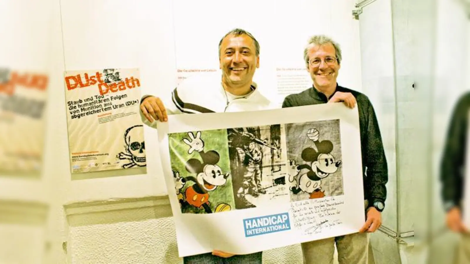 Kicken für Erdbebenopfer: Planet-,O-Leiter Deniz Dadli erhielt Dankesplakat.	 (Foto: Planet ,O)