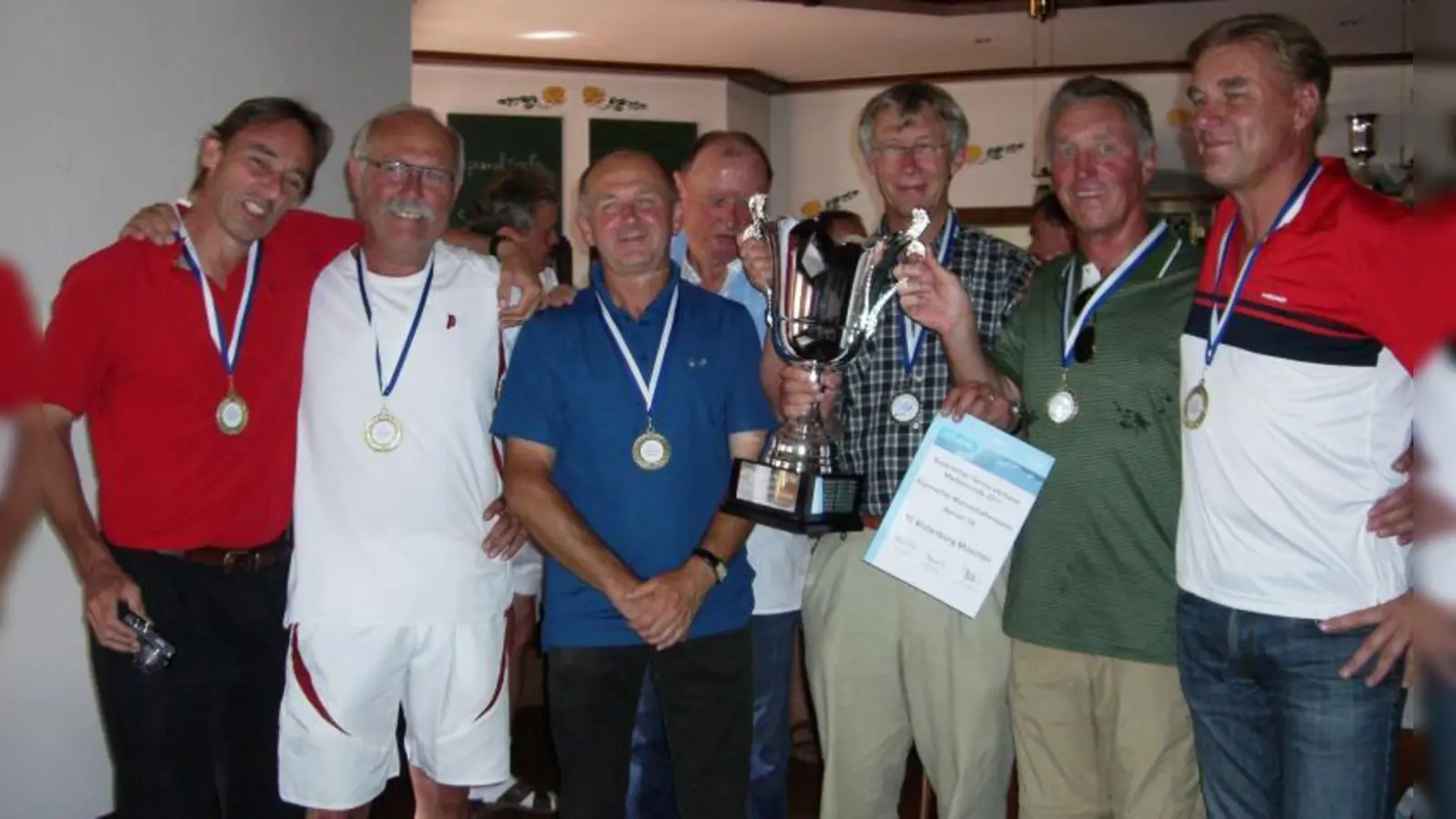 Die Herren 55 präsentieren den Bayerischen Meistertitel (Foto: pi)
