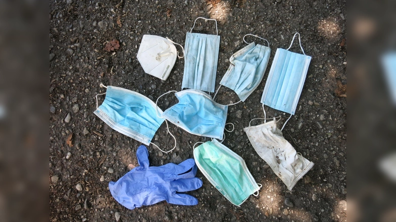 Hinterlassenschaften in Zeiten der Corona-Pandemie: Einweg-Mundschutz und Einmalhandschuhe.  (Foto: privat)
