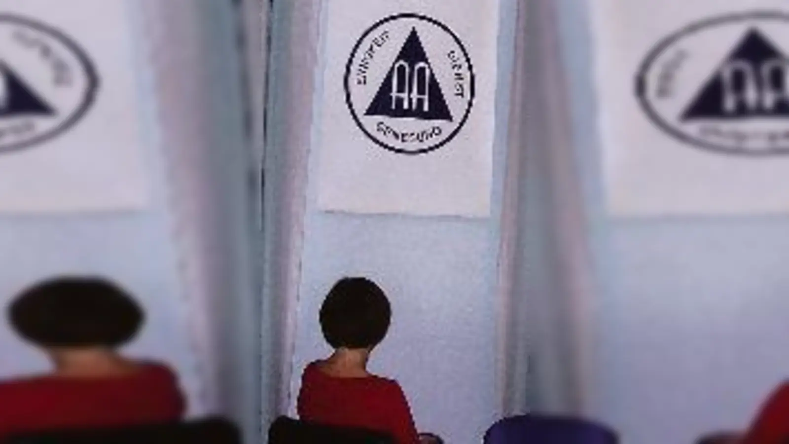 Die eine oder andere Maß ist für viele Besucher undenkbar. Doch der Übergang zur Sucht kann schleichend sein, weiß »Gisela« (rechts) aus eigener Erfahrung. Hilfe findet sie bei den Treffen der Anonymen  (Foto: LHM, js)