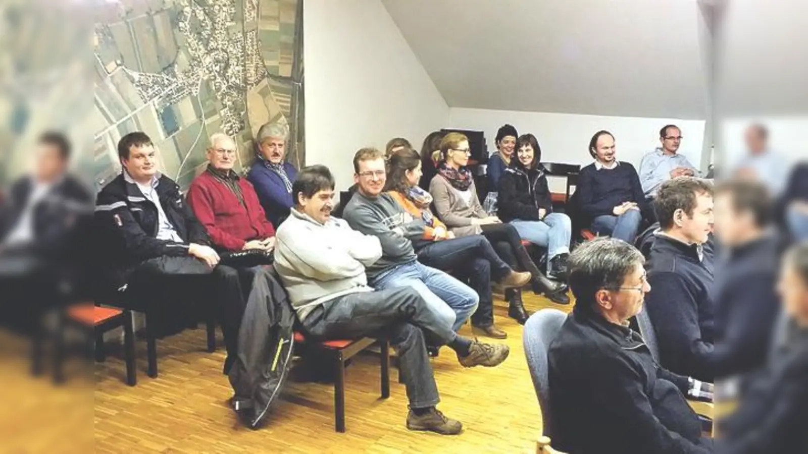 Großes Interesse herrschte an der jüngsten Sitzung des Gemeinderats Langenpreising. Die Gäste erlebten eine neuerliche Vertagung des Punktes Schule. 	 (Foto: sy)