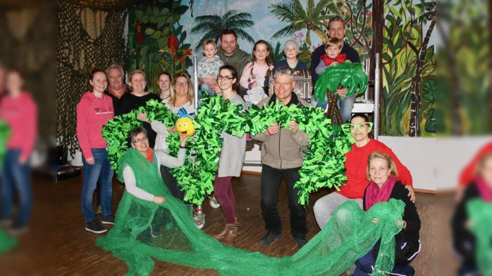 Reif für die Faschingsinsel: Das LLBB-Faschingsteam vor der Taka-Tuka-Land-Kulisse im Pfarrsaal von St. Johannes. (Foto: us)