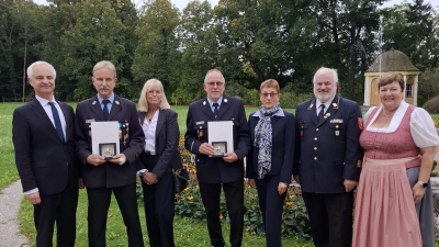Regierungspräsident Konrad Schober mit den geehrten Gerold Grimm und Johann Deschler, ihren Ehefrauen sowie Kreisbrandrat Rüdiger Sobotta und Landrätin Andrea Jochner-Weiß . (Foto: Landratsamt)