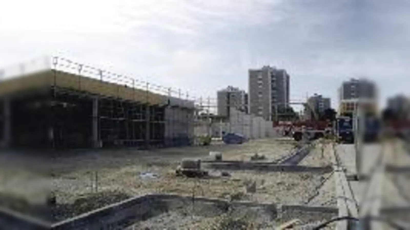 Das neue Gewerbegebiet am Grünwalder Weg in Unterhaching nimmt langsam Gestalt an.   (Foto: Heike Woschee)