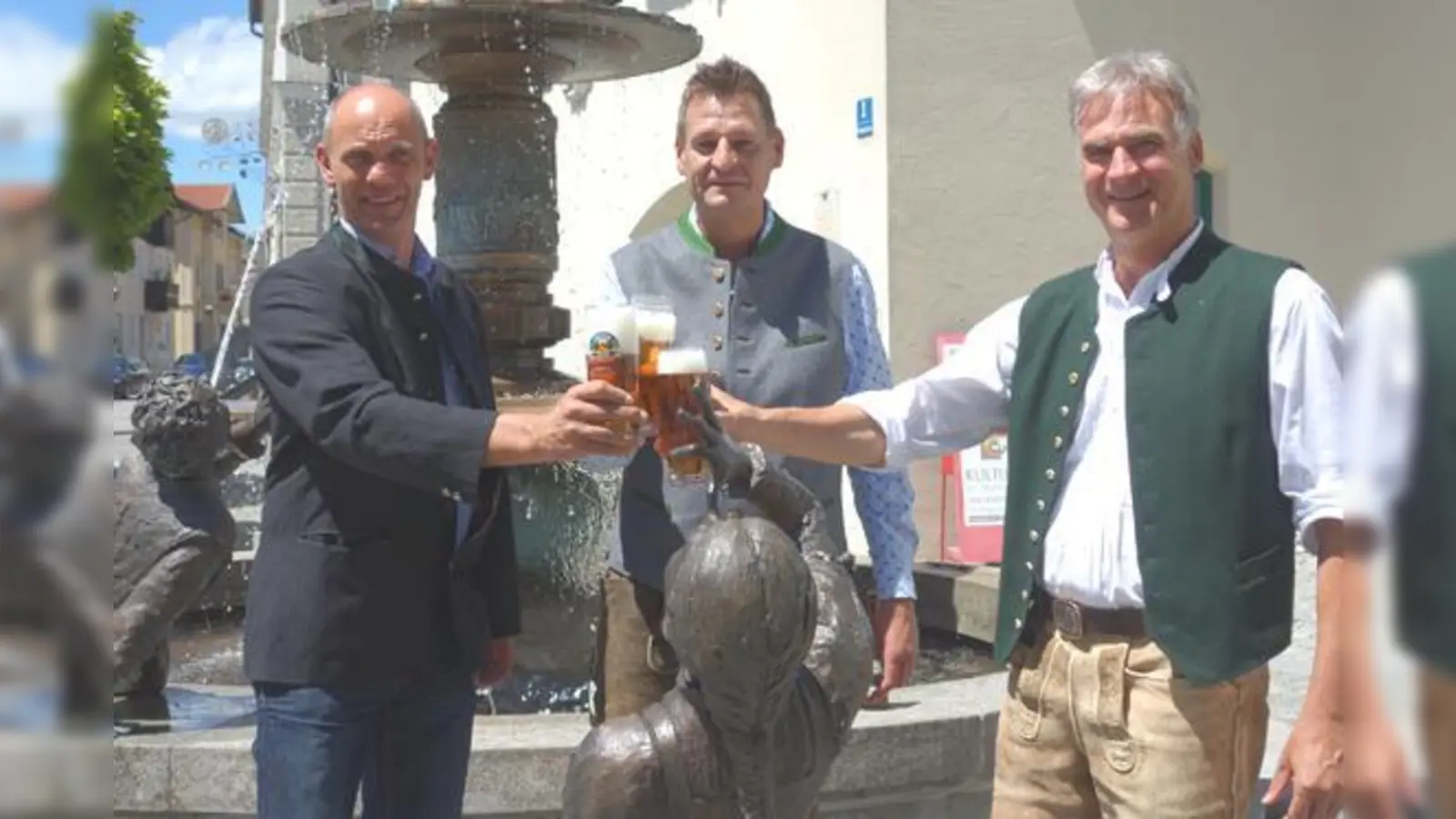 Stoßen auf die Feierlichkeiten am Wochenende mit dem eigens dafür gebrauten Jubiläumsbier an: Reiner Bernhard (König Ludwig GmbH), Braumeister Roland Pietz und Holzkirchens Bürgermeister Olaf von Löwis of Menar (v. l.).  (F.: hw)