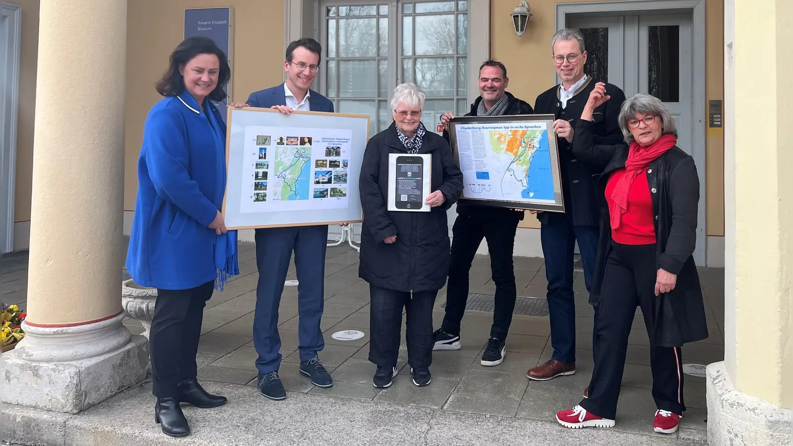 Präsentierten den neuen Tourguide: Dr. Ute Eiling-Hütig (von links), Landrat Stefan Frey, Rosemarie Mann-Stein, Kulturreferent Albert Luppart, Rainer Schnitzler und anna Krott (Gehörlosen-Insel), die in Gebärdensprache das Zeichen für Kaiserin macht. (Foto: Susanne Hauck)