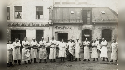 Metzger vor den Produktionsgebäuden der Sendlinger Wurst-Fabrik, aufgenommen 1922. (Foto: Stadtarchiv München	DE-1992-FS-PK-STB-13936)