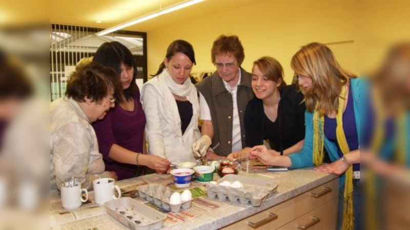 „Frühlingszeit – Osterzeit!“, so lautete das Motto des letzten Generationentreffens kurz vor den Ferien; dabei färbten Schülerinnen und Senioren auch gemeinsam Ostereier bunt. (Foto: Eva Schraft)