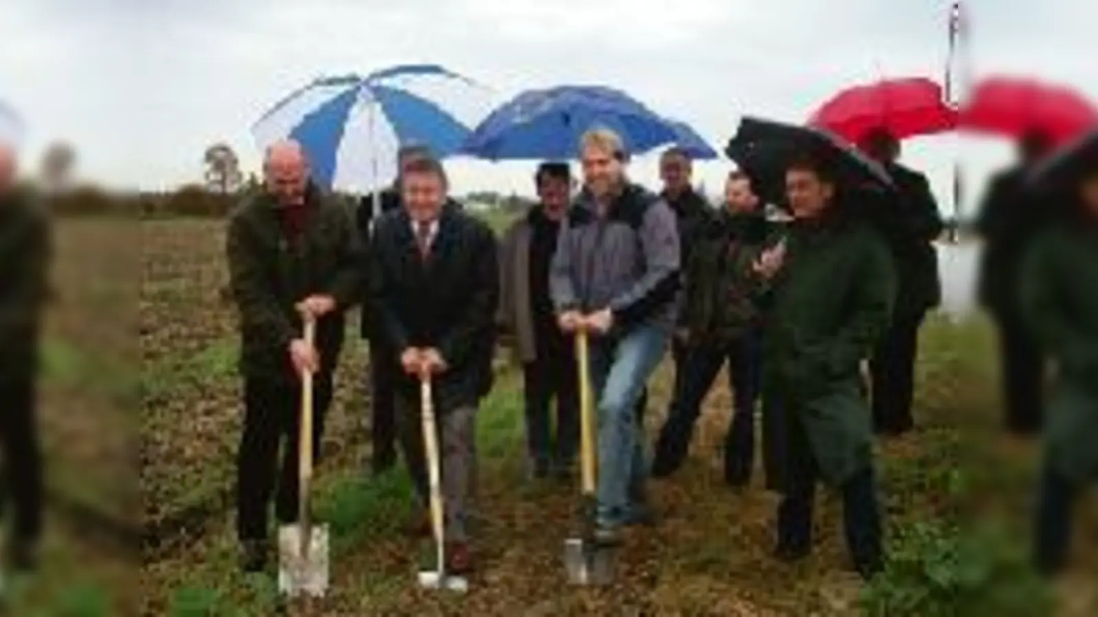 Es ist so weit: zwischen Landsham und Landsham Moos wird ein Radweg gebaut.	 (Foto: Gemeinde)