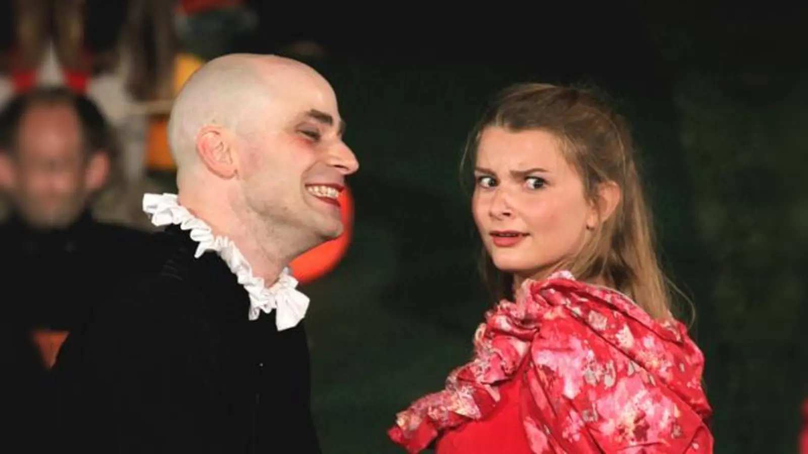 Orgon und seine Mutter gehen dem Betrüger Tartuffe (Christoph Hirschauer) auf den Leim. Elmire (Elena Habelt), Orgons Ehefrau, dagegen traut dem aalglatten Gauner nicht über den Weg.	 (Foto: VA)