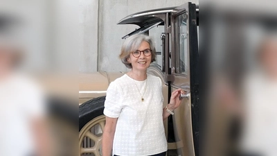 Bettina Gundler vor einem Opel Laubfrosch, der ab 1924 den deutschen Markt eroberte. (Foto: Deutsches Museum)